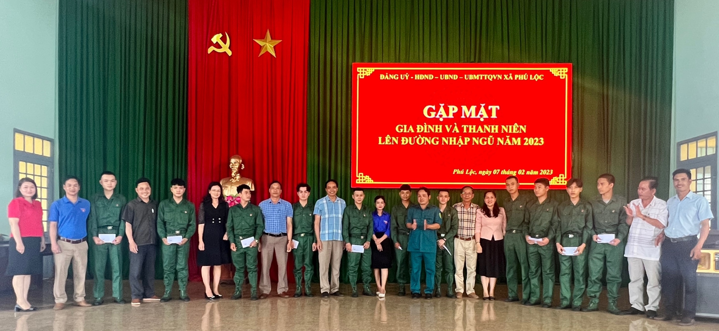 Xã Phú Lộc tổ chức gặp mặt gia đình và thanh niên nhập ngũ năm 2023       
