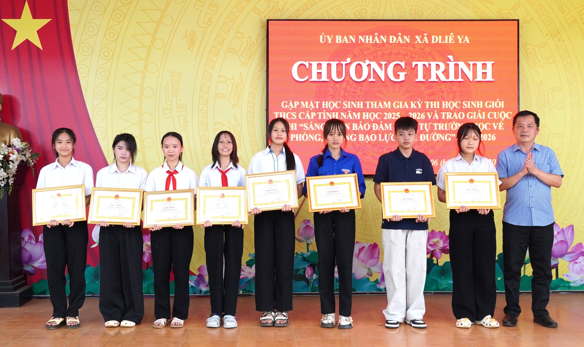 UBND xã Dliê Ya khen thưởng học sinh, giáo viên đạt giải trong kỳ thi học sinh giỏi THCS cấp tỉnh và trao giải cuộc thi “Sáng kiến bảo đảm trật tự trường học về phòng chống bạo lực học đường” năm học 2026