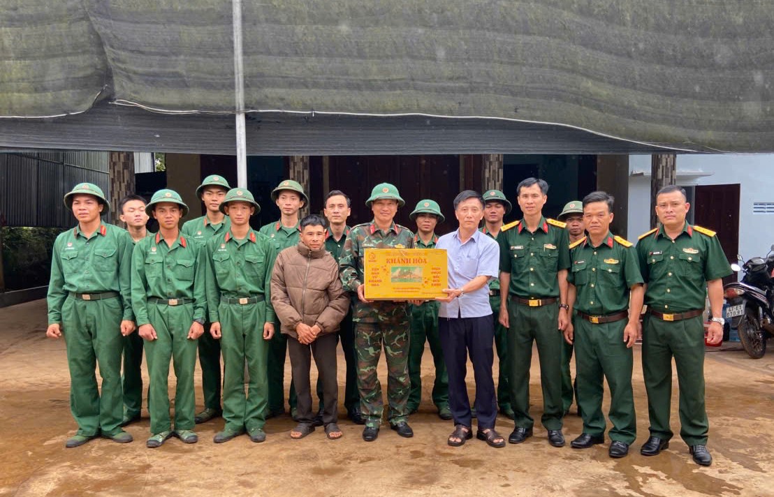 Đồng chí Chủ tịch UBND xã Dliê Ya thăm, động viên cán bộ, chiến sĩ sửa nhà cho con đẻ người hoạt động kháng chiến bị nhiễm chất độc hoá học