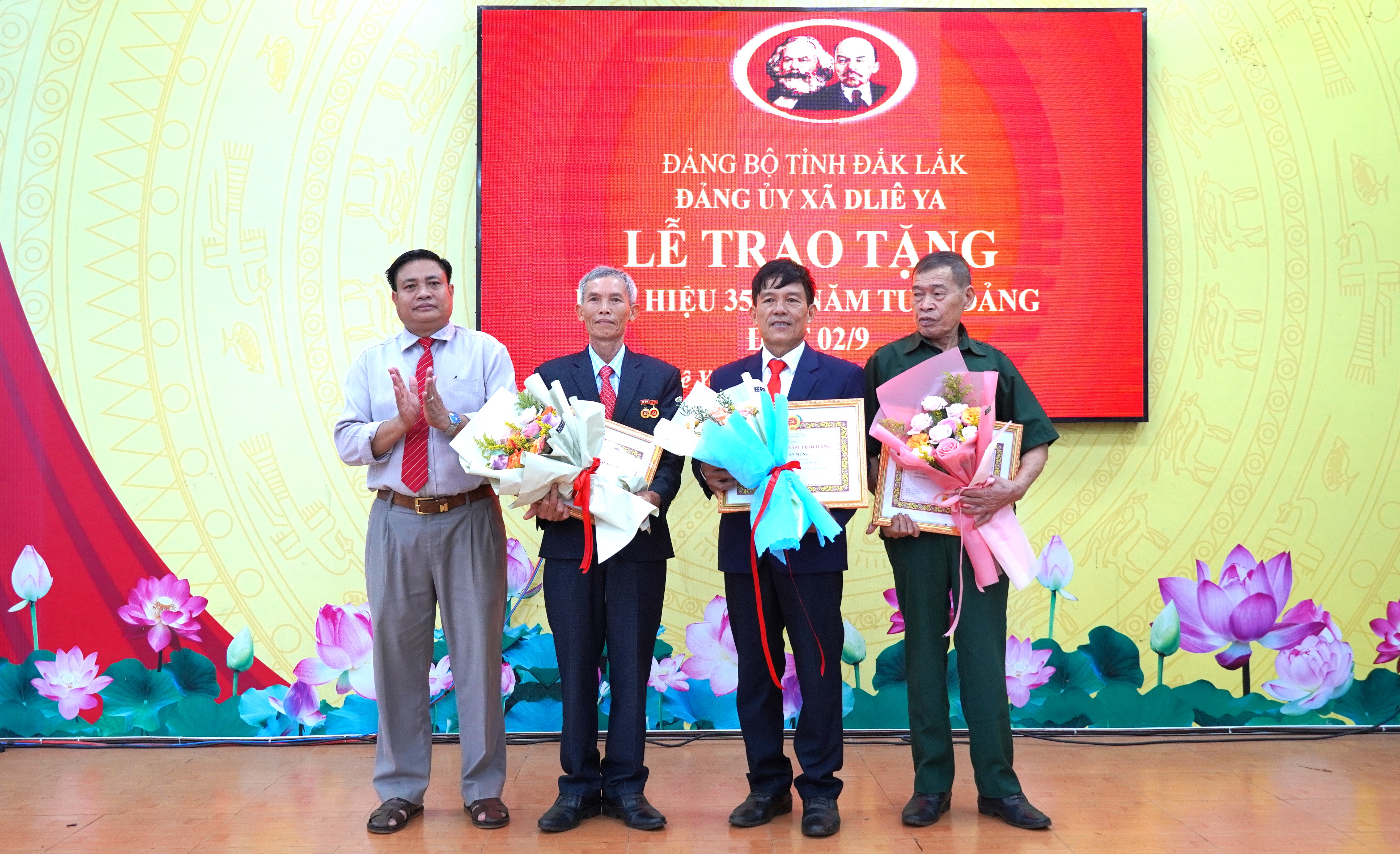 Đảng ủy xã Dliê Ya, tỉnh Đắk Lắk trao tặng, truy tặng uy huy hiệu Đảng đợt 2/9/2026 cho 31 đảng viên