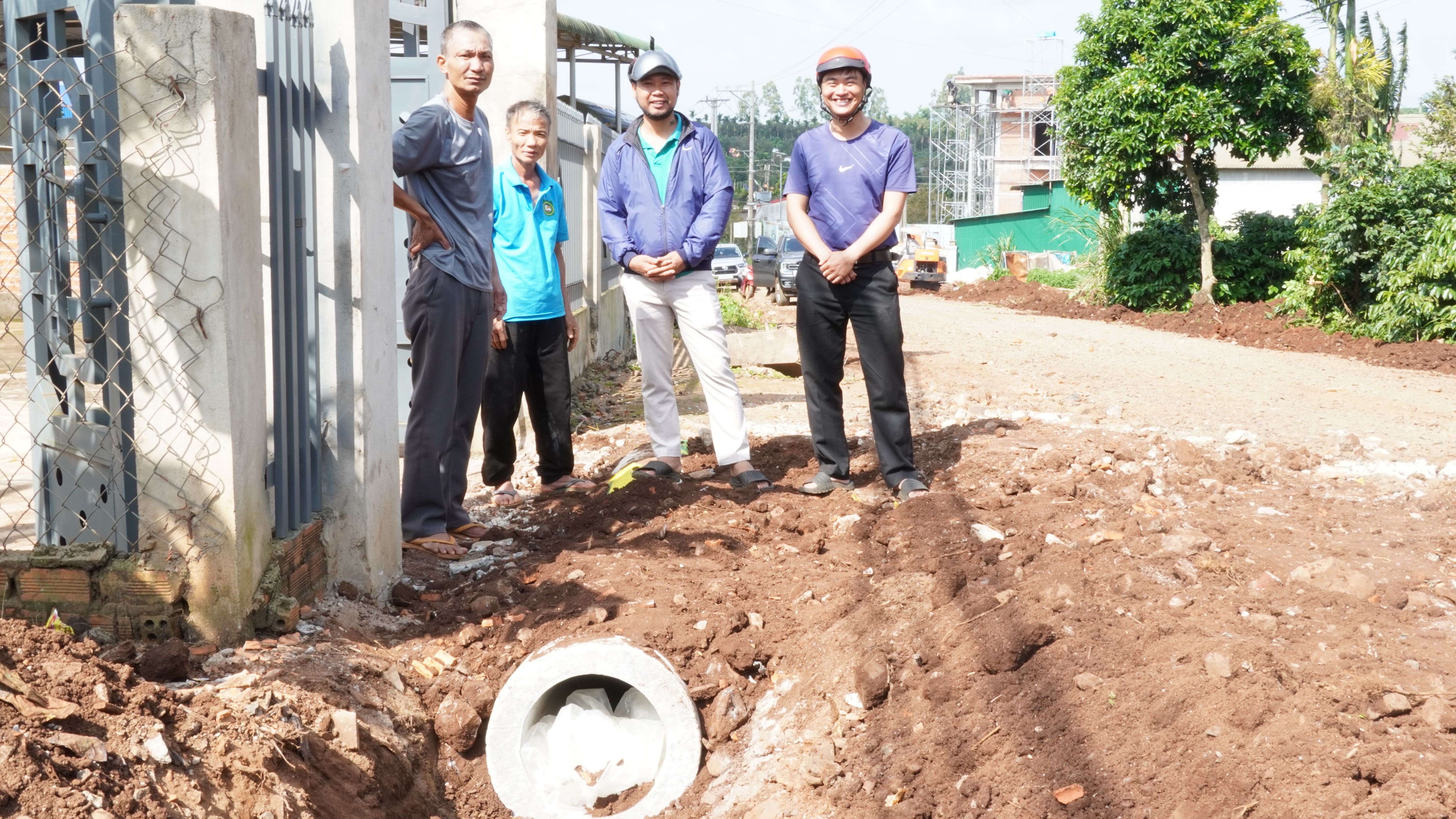 Nhân dân thôn Ea Blông, thôn Bắc Trung và thôn Buôn Đét xã Dliê Ya đồng lòng cùng UBND xã sửa các điểm hư hỏng đường giao thông nông thôn