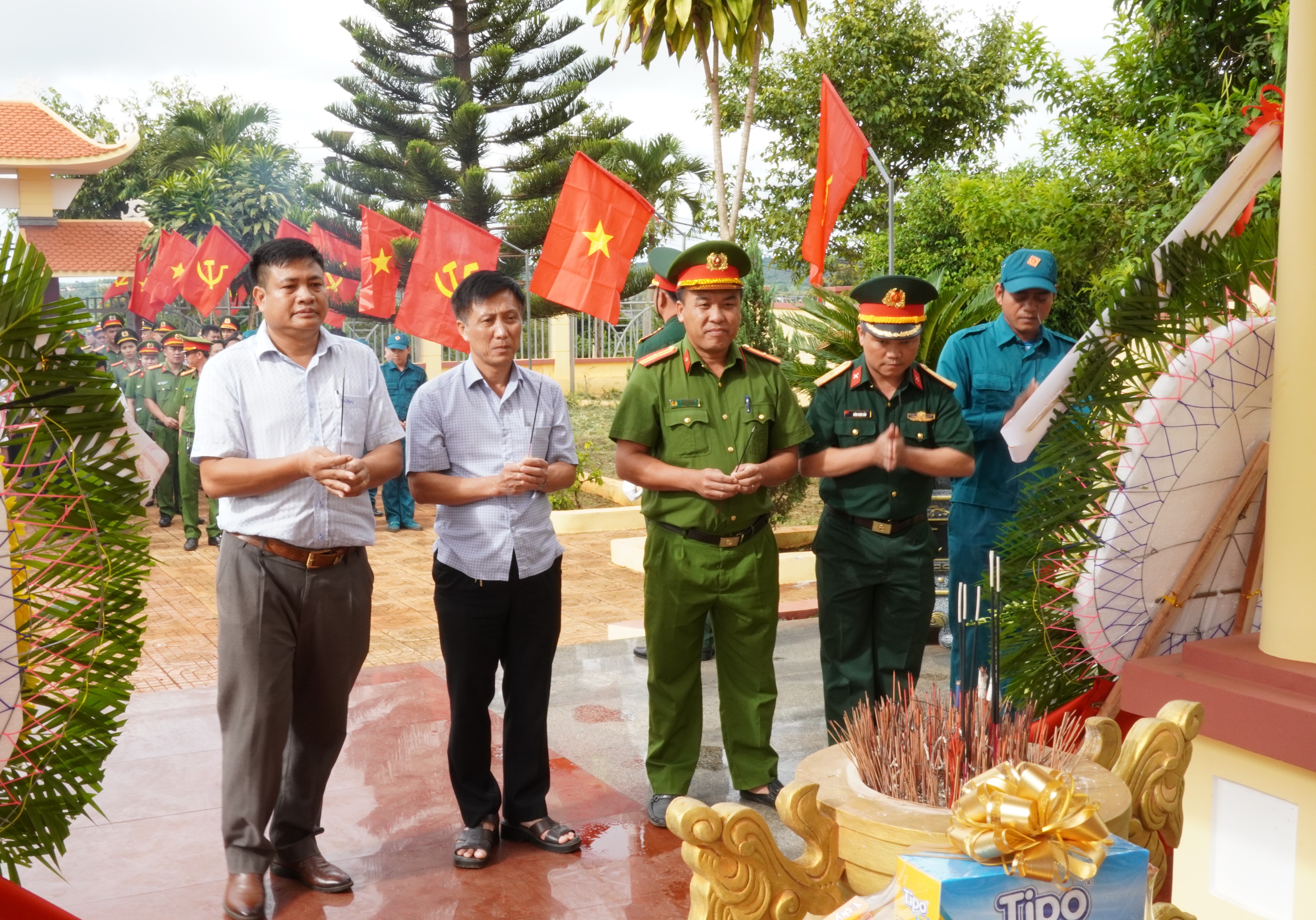 Đảng uỷ - HĐND – UBND – UBMTTQ Việt Nam xã Dliê Ya tổ chức Lễ dâng hương các Anh hùng Liệt sĩ