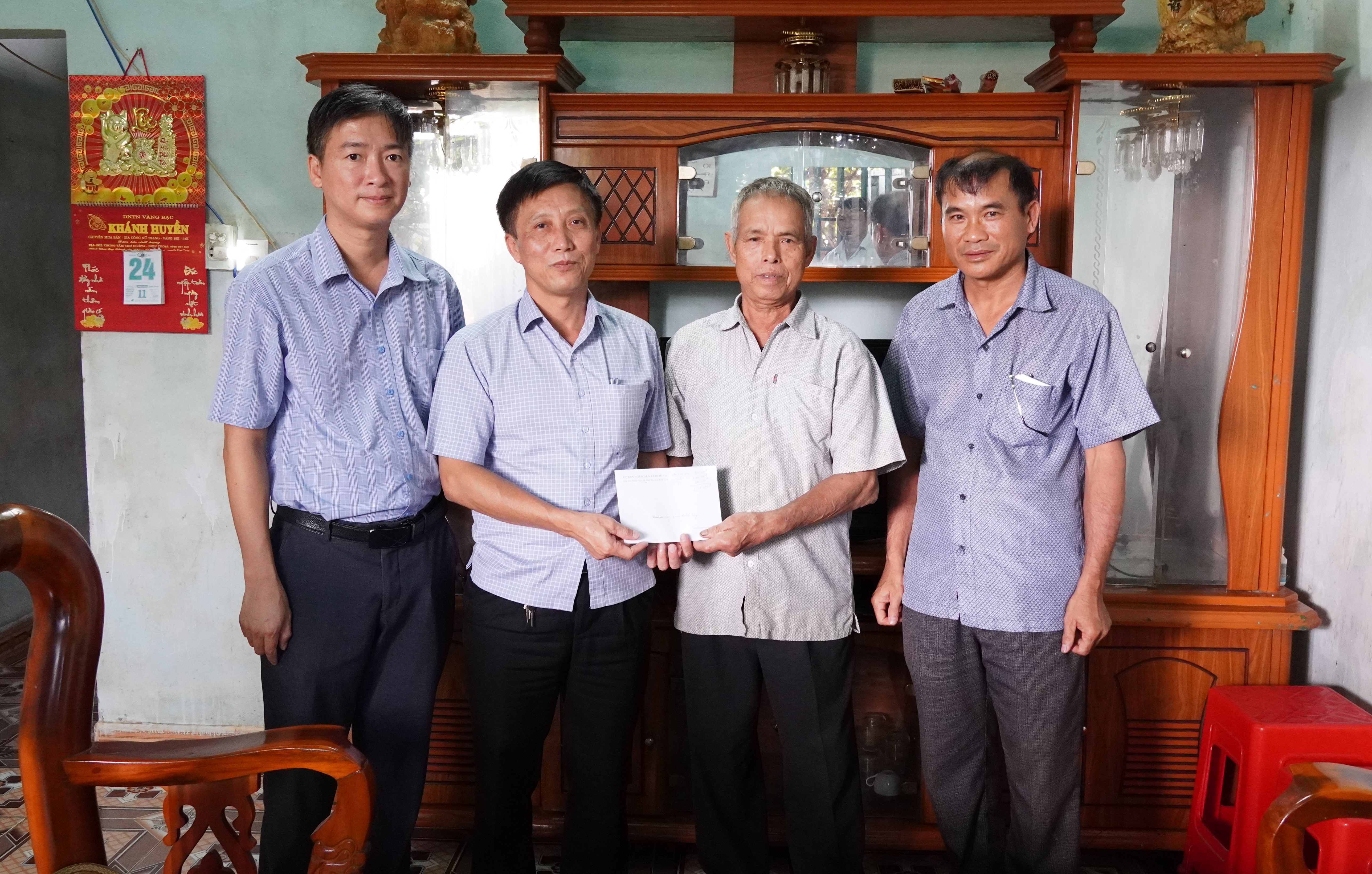Xã Dliê Ya tổ chức các đoàn đi thăm, tặng quà các Thương binh, gia đình người có công với Cách mạng